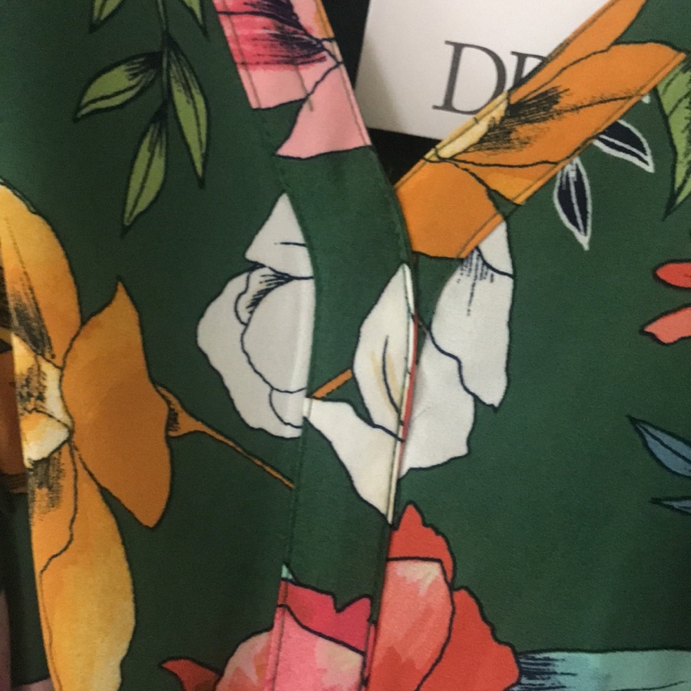 Floral green flutter sleeve midi dress! - Picture 3 of 11